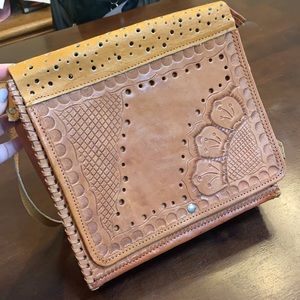 BEAUTIFUL vintage handmade 💯 leather shoulder bag, adjustable strap, cutout